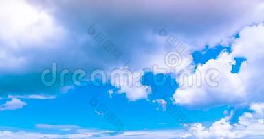 4K运动天空时间推移<strong>夏</strong>季热带蓝天和蓬松白云<strong>夏</strong>季在阳光明媚的日子云景。 明亮的蓝色